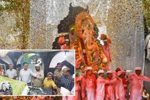 हिंदू-मुस्लीम ऐक्य! मुस्लीम बांधवांकडून गणपतीसाठी आरती, तर हिंदूंकडून लालशाह बाबा दर्ग्यावर चादर अर्पण muslim brothers performed aarti and showered flowers on ganesh immersion procession in jalgaon