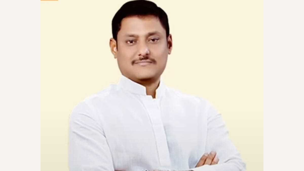 chandrapur district bank director ravindra shinde resigns
