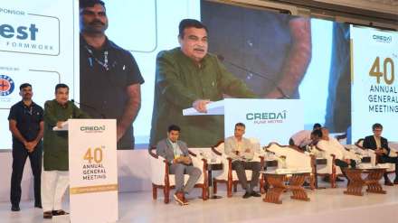 union minister nitin gadkari present new pune concept in front of building developers