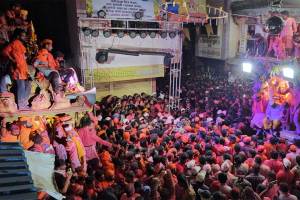 नंदुरबारमध्ये विसर्जन मिरवणुकीत दादा-बाबा हरिहर भेट सोहळा उत्साहात nandurbar ganpati utsav shri dada baba ganpati hari har bhet ceremony