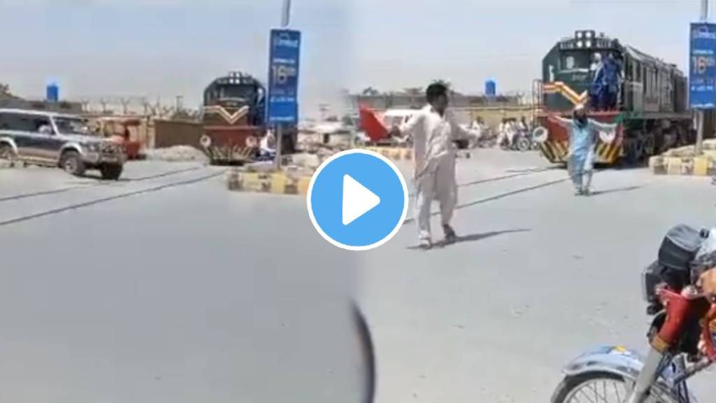 people had to wait for the train in pakistan video viral