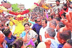 पंकजा यांच्या स्वागतासाठी सोलापूरमध्ये फडणवीस समर्थकच आघाडीवर pankaja munde parikrama yatra
