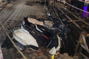 मुलुंडमध्ये पदपथ खचल्याने सहा दुचाकींचे नुकसान pavement-collapsed-in-Mulund