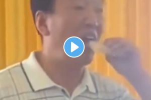 बापरे! व्यक्तीने चक्क कपडे धुण्याचा साबण खाल्ला, ‘या’ कारणामुळे…; व्हिडीओ एकदा पाहाच a man ate detergent bar soap
