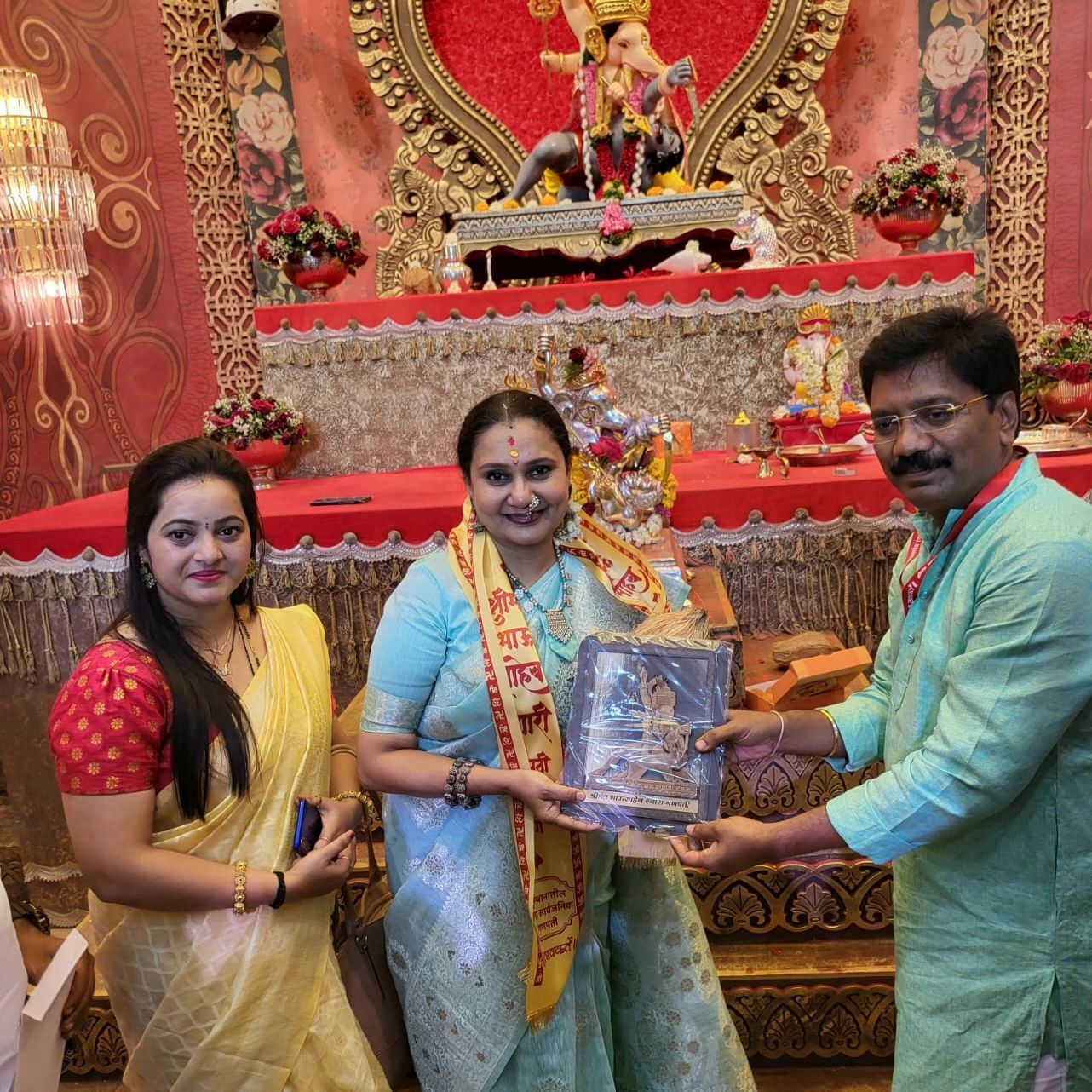 priya berde ganpati darshan 4