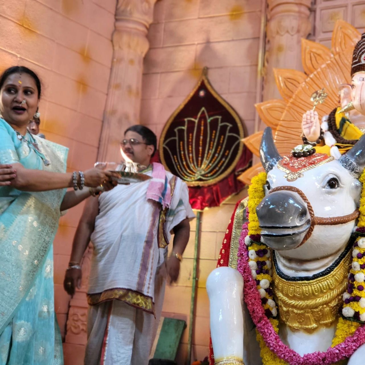 priya berde ganpati darshan 6