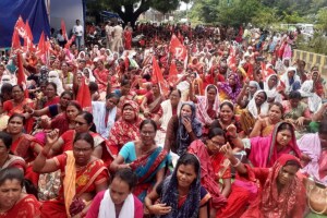 ‘मानधनात वाढ करा, किमान वेतन लागू करा’ आशावर्कर, अंगणवाडीसेविका रस्त्यावर chandrapur, anganwadi workers protested front collector's office increase salary
