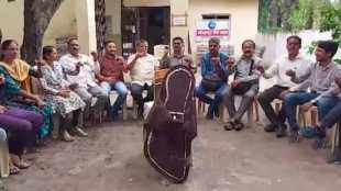 journalists protested by drinking black tea and showing kolhapuri chappals on bawankule remark