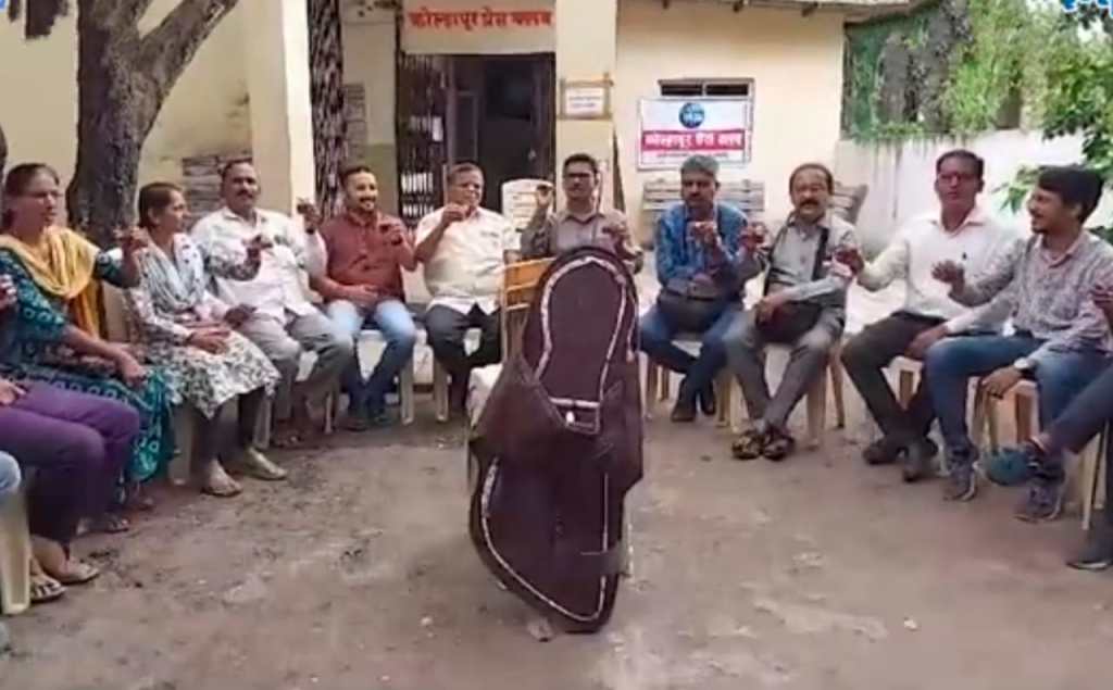 journalists protested by drinking black tea and showing kolhapuri chappals on bawankule remark