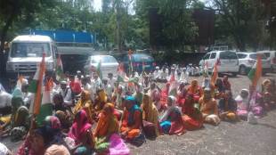 tribal community protest for home under shabari gharkul yojana
