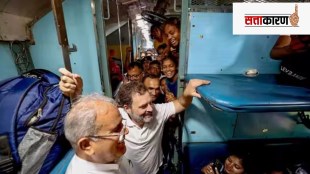 rahul gandhi travelling in train