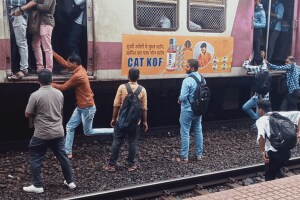 रेल्वे मार्गात उभे राहून लोकलमध्ये चढण्याचा प्रयत्न; दिवा रेल्वे स्थानकातील प्रकार Passengers board local opposite door standing railway line diva railway station