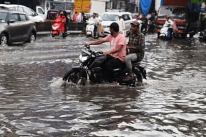 ठाणे, कल्याणमध्ये मुसळधार पाऊस; नागरिकांची त्रेधातिरपीट उडाली heavy rain cities Thane district Wednesday evening