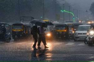 पिंपरी-चिंचवडमध्ये संततधार;पाणी साचल्याने रस्त्यावर मोठी वाहतूक कोंडी roads waterlogged traffic disrupted due to heavy rain in pimpri chinchwad