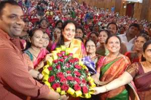 rashmi thackeray get warm welcome in kalyan