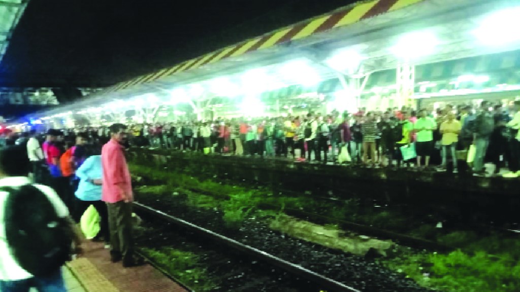 rush in diva railway station