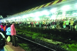 rush in diva railway station