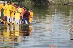 सांगली: विसर्जनावेळी तराफा कलला, पोलीस कर्मचारी बचावले raft capsizes in sangli during ganesh idol immersion