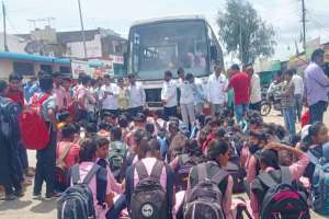 बस नसल्याने आक्रमक विद्यार्थिंनींचा रस्त्यावरच ठिय्या school students block road for bus