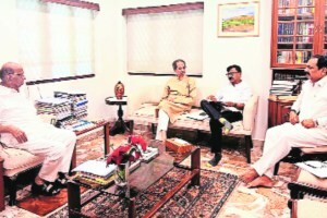 ‘इंडिया’ आघाडीत महिनाभरात जागावाटप; शरद पवार – उद्धव ठाकरे यांच्यात चर्चा sharad pawar house INDIA meeting