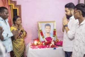 चाहत्याचा अपघाती मृत्यू झाल्याचे कळताच अभिनेता सूर्याने घेतली कुटुंबियांची भेट; पालकांना दिला धीर, Photo Viral suriya visited fans home who died in road accident