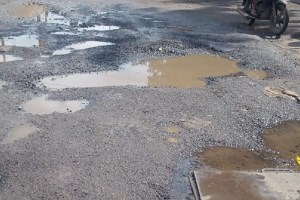 कल्याण-डोंबिवलीतील खड्ड्यांमुळे प्रवासी हैराण; गणेशोत्सव आला तरी रस्ते खड्ड्यातच thane pathole