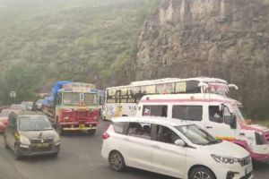 गणेशोत्सवामुळे पुणे-सातारा महामार्गावर वाहनांची गर्दी Pune-Satara highway