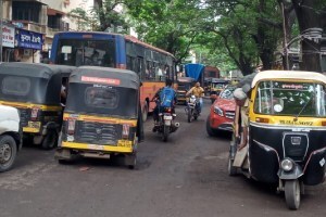 उलट मार्गिकेतून येणाऱ्या वाहनांमुळे डोंबिवलीतील फडके रस्त्यावर कोंडी traffic on Phadke Road in Dombivli due to vehicles , Dombivli , Phadke Road , Dombivli news