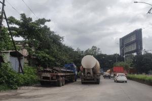 traffic congestion area illegal parking heavy vehicles Kalamboli panvel