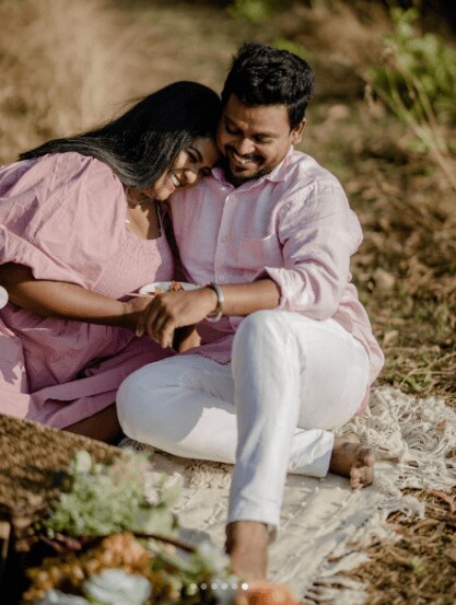 तिनं नुकतंच लग्न केलं असून लग्न झाल्यापासून ती तिच्या पतीूबरोबर अनेक रोमँटिक फोटो सोशल मीडियावर शेअर करत असते.