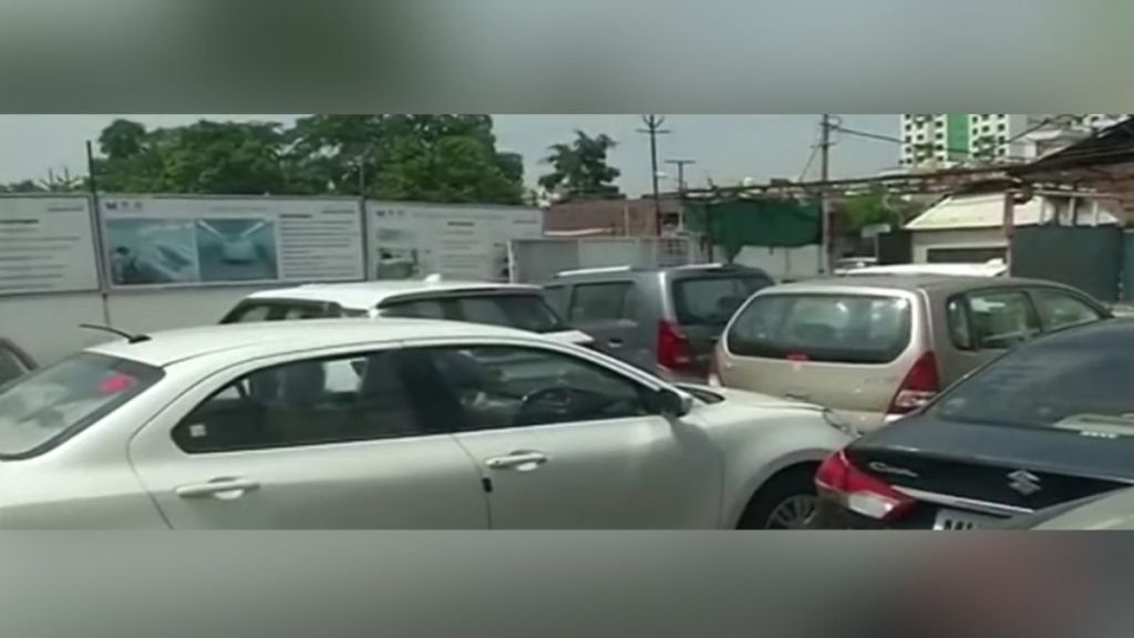 after flood queues of vehicles at servicing centers