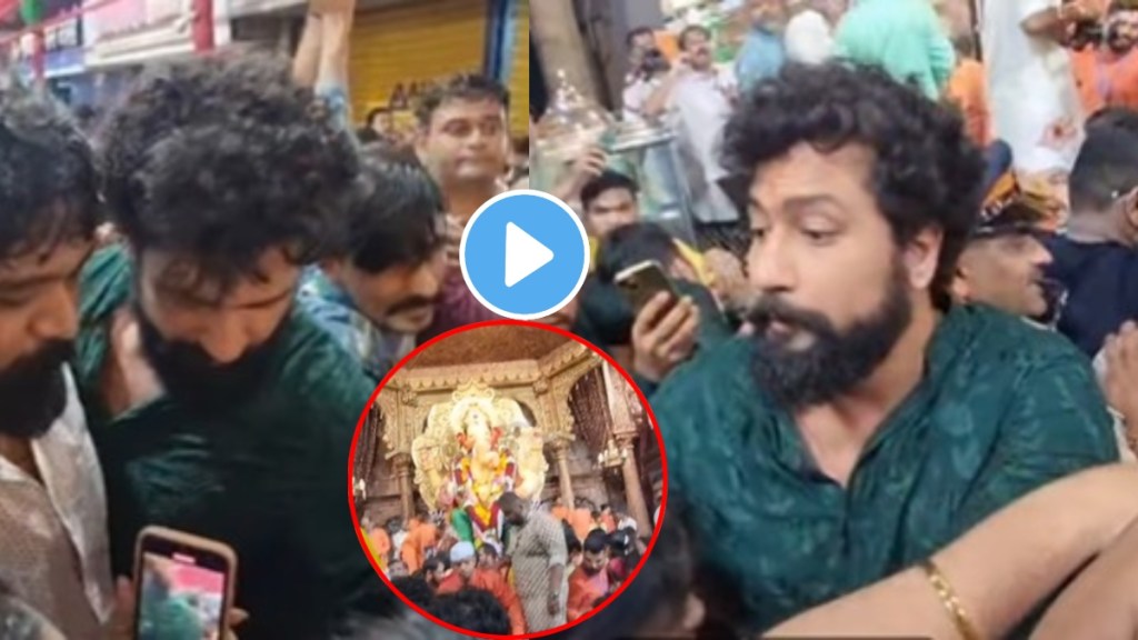 vicky kaushal stuck in crowd at lalbaugcha raja
