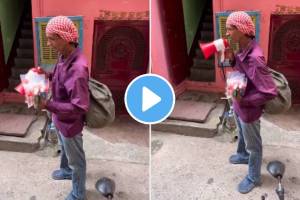 ‘कोमलच्या आईला डासांपासून वाचवा’…, वस्तू विकण्यासाठी विक्रेत्याची अनोखी स्टाईल; मजेशीर Video व्हायरल man seen selling goods in a unique style video goes viral