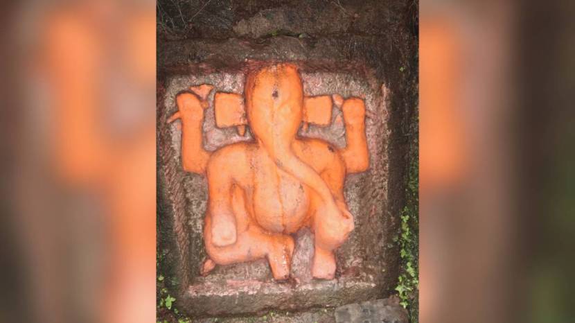 या माचीच्या एका बाजूला भिंतीत गणेशाची अप्रतिम मूर्ती विराजमान आहे. सुवेळा माचीच्या बांधकामाच्या वेळी शिवरायांनी पुजा केलेला गणेश अशीही त्याची ओळख आहे.