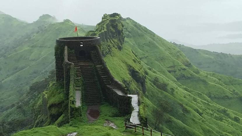 छत्रपती शिवाजी महारजांचे सर्वाधिक काळ वास्तव्य असलेला राजगड किल्ला आजही भक्कम असून संपूर्ण किल्ला व्यवस्थित बघण्याची दोन दिवस सहज लागतात.