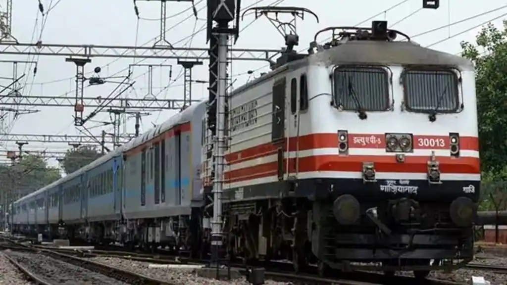 अशावेळी स्टेशन मॅनेजर ट्रेननुसार कोणती ट्रेन आधी स्टेशनवर आणायची ते ठरवतात. जर सुपरफास्ट ट्रेन आली आणि पॅसेंजर ट्रेन येत असेल तर तिला बाहेरच्या बाजूने थांबण्याची सूचना दिली जाते.