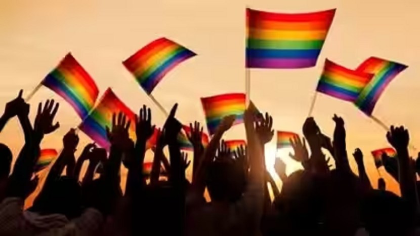 ऑस्ट्रेलिया, आयर्लंड, स्वित्झर्लंड – ऑस्ट्रेलियामध्ये २०१७ साली सार्वमत चाचणी घेतल्यानंतर संसदेने समलिंगी लग्नाला मान्यता देणारा कायदा मंजूर केला. या जनमत चाचणीमध्ये ६२ टक्के लोकांनी कायद्याच्या बाजूने मतदान केले. आयर्लंड आणि स्वित्झर्लंडमध्येही अशीच चाचणी पार पडली, ज्यामध्ये LGBTQ समुदायाच्या लग्नाला औपचारिक मान्यता देण्यात आली.