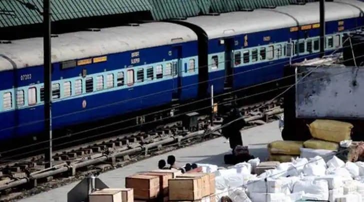 पण रेल्वे अशी का थांबवली जाते, याचे कारण तुम्हाला माहिती आहे का..? चला तर जाणून घेऊया...