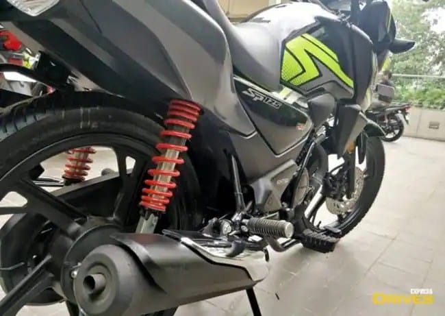 Honda SP125 Sports Edition बाईकमध्ये सिंगल-सिलेंडर १२४cc इंजिन आहे.