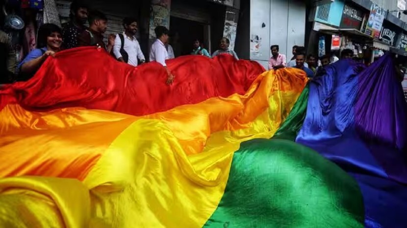 कॅनडा – कॅनडा मधील फेडरल आणि प्रांतीय सरकारांनी LGBTQ जोडप्यांच्या लग्नाला कायदेशीर मान्यता दिल्यानंतर समलिंगी जोडप्यांना १९९९ पासून कायद्याचे अभय मिळाले होते. यानंतर संपूर्ण कॅनडामध्ये लग्नासंबंधी कायदा असावा, अशी चळवळ उभी राहिली. १३ पैकी ९ राज्यांनी असा कायदा करावा, अशी जोरदार मागणी केली. त्यानंतर २० जुलै २००५ साली कॅनडाच्या संसदेने राष्ट्रीय स्तरावर कायदा संमत करून संपूर्ण देशाला लागू केला.