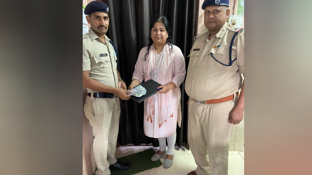 Bag forgotten in Kalyan local returned to woman by railway guard