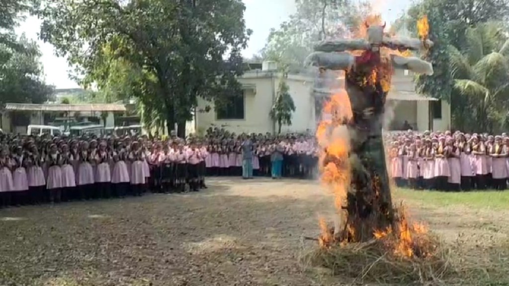 Burning of misbegotten Ravana at Vidyaniketan school in Dombivli