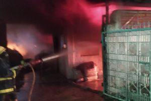 सायकल स्टोअर्ससह फोमच्या गोदामाला आग, कोट्यवधींचे नुकसान Fire at foam warehouse with bicycle stores