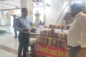 सप्तश्रृंग गडावर पेढे विक्रेत्यांची तपासणी Inspection of pedha sellers at Saptashringa fort