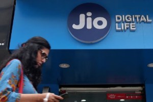 relaince jio prepaid mobile and fiber plans with free netflix subscription