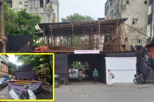 In Pune mandap chariots on road