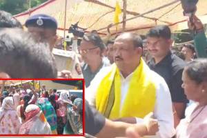 आदिवासी विकास मंत्र्यांची गाडी अडवली, नागपुरात आंदोलकांची मागणी काय पहा.. Vijaykumar Gavit Nagpur