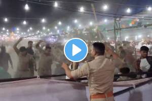 Video: हा दांडिया नाही, तर सुरू आहे पोलिसांचा लाठीचार्ज; उत्तर प्रदेशात रशियन डान्सरचा शो पाहण्यासाठी तोबा गर्दी crowd came watch russian dance jhansi went out of control police lathicharged video viral