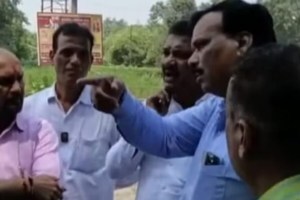 नवरात्रोत्सवापूर्वी रस्ते सुस्थितीत करा; आयुक्त डाॅ. भाऊसाहेब दांगडे यांची अभियंत्यांना तंबी Officials of Shiv Sena in Dombivli giving tents to municipal engineers