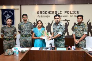 जहाल महिला नक्षलवादी रजनीचे आत्मसमर्पण; सरपंचाच्या खुनासह… Surrender of Naxalite Rajni Samaya Veladi